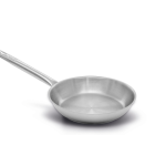 תקריב על מחבת Pujadas Expert המציג את בסיס הסנדוויץ' העבה ואת פני השטח החלקים ללא ציפוי.