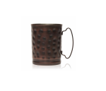 שני ספלי Moscow Mule של Libbey מלאים במשקה קר עם קרח, מונחים על עגלת בר.