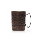 שני ספלי Moscow Mule של Libbey מלאים במשקה קר עם קרח, מונחים על עגלת בר.