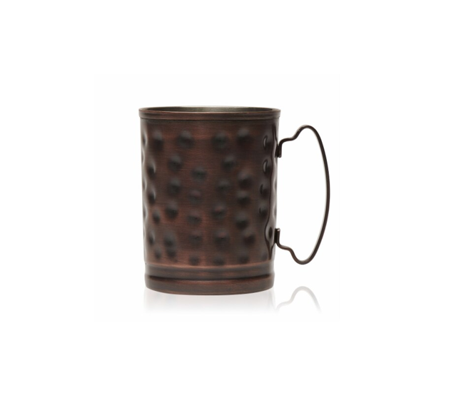תקריב על ספל Moscow Mule מנחושת של Libbey, המציג את הגימור המרוקע ואת הברק של הנחושת. שני ספלי Moscow Mule של Libbey מלאים במשקה קר עם קרח, מונחים על עגלת בר.