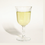 תקריב על רגל הכוס של Libbey בלם, מראה את האחיזה הנוחה והעיצוב הייחודי.