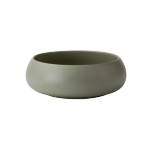 קערות הגשה בגדלים שונים בגוון ירוק טבעי על שולחן ערוך.