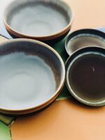 L9316-MO קערת נודלס Life Concept בגווני חום ותכלת עם מנה אסייתית מצולמת באווירת מסעדת שף יוקרתית.