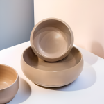 קערה עמוקה לסלט ותוספות בגוון בז' טבעי מסדרת Stoneware.