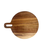 קרש חיתוך והגשה עגול מעץ שיטה עם פיצה חתוכה.