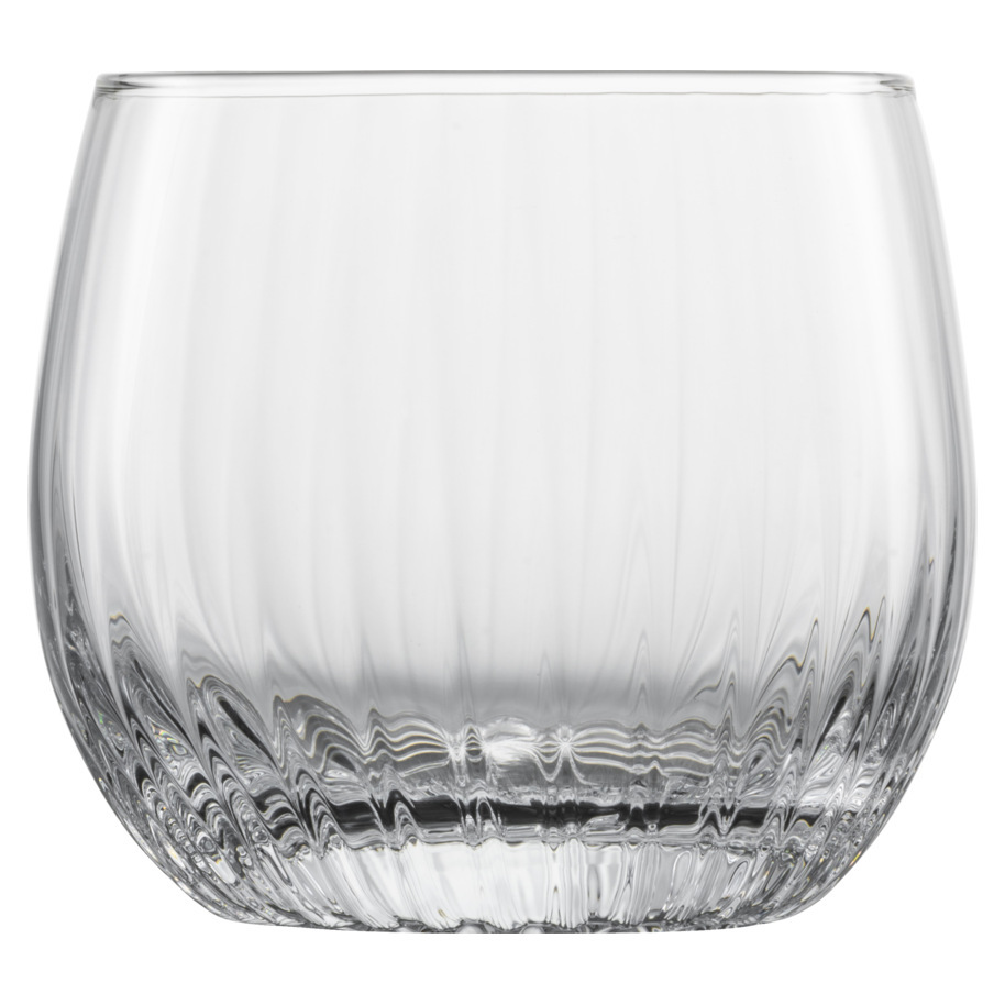 כוס וויסקי קריסטל Schott Zwiesel Melody $400 text{ מ"ל}$, מעוטרת בחריטה קלאסית, על רקע לבן. צילום סטודיו של כוס Old Fashioned Melody מבית Schott Zwiesel, עם עיטורים יפהפיים.