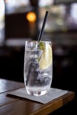 כוס הייבול Schott Zwiesel Melody, ריקה, מציגה את הפסים העדינים על הכלי.