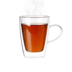 כוס תה 3110545 מעוצבת מזכוכית כפולה שומרת חום, עם ידית אחיזה קרירה למגע.