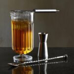 כלי זכוכית יוקרתי לערבוב קוקטיילים, הכולל בסיס עבה ופיית מזיגה נוחה.