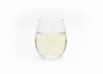 כוס זכוכית שקופה מלאה ביין לבן, דגם AURA 390 מק"ט 25050.