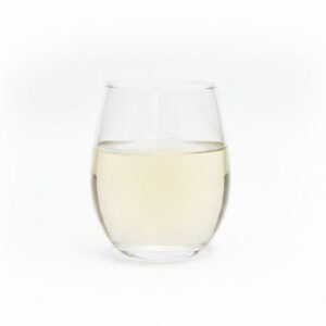 כוס זכוכית שקופה מלאה ביין לבן, דגם AURA 390 מק"ט 25050.