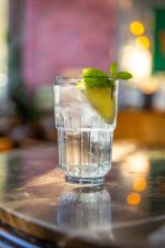 כוס הייבול Libbey Tarque, 350 מ"ל, עם טקסטורה של פסים עדינים.