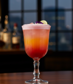 כוס גביע מעוצבת בסגנון וינטג' ייחודי, אידיאלית להגשת יין אדום, יין לבן, משקאות קלים או קוקטיילים.