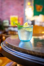 סט של 6 כוסות זכוכית Bormioli Rocco, בנפח 290 מ"ל, בעיצוב פסים כחולים.