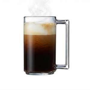 כוס קפה גדולה 320 מ''ל מזכוכית, מציגה שכבות של אספרסו וחלב חם עם אדים.