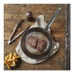 מחבת ברזל מינרל B ליון עם פרופיל ייחודי להחלקה קלה.