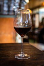 כוס יין Adora עם בסיס שטוח, בעיצוב מודרני וייחודי.