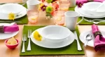 אריזת שי של סט צלחות Corelle 18 חלקים הכולל צלחות מנה עיקרית וקערות מרק.