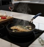 פילה דג נצרב על מחבת ברזל יצוק טרמונטינה 26 ס"מ במטבח ביתי.