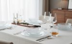 צלחות לואיזון Arcoroc על שולחן ערוך במסעדת שף יוקרתית.
