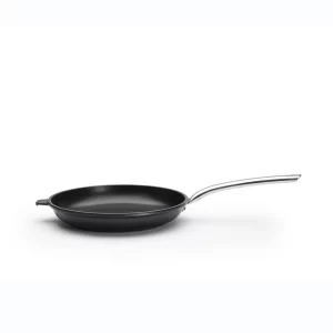 תקריב על מחבת De Buyer CHOC EXTREME 32 ס"מ, המציג את ציפוי הנון-סטיק השחור העמיד ואת ידית הנירוסטה הארגונומית.