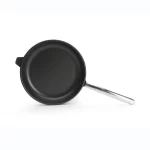 מחבת נון-סטיק עגולה De Buyer CHOC EXTREME בקוטר 32 ס"מ, עשויה אלומיניום עם ציפוי קרמי מחוזק וידית נירוסטה.