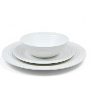 סט צלחות Arcoroc פסים ל-6 סועדים (18 חלקים) על רקע לבן.