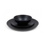 סט כלי אוכל Arcoroc שחור, זכוכית מחוסמת, ממוקם על רקע אולפני שחור.