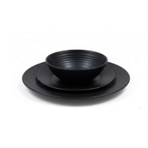 סט כלי אוכל Arcoroc שחור, זכוכית מחוסמת, ממוקם על רקע אולפני שחור.