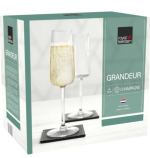 תמונה מקרוב של כוס שמפניה Grandeur מלאה, המדגישה את בועות המשקה ואת הברק של הזכוכית.