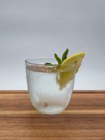 כוס לואובול שקופה, עשויה מזכוכית שקופה ועמידה, מבית Bormioli Rocco.