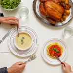 כלי אוכל בעיצוב קלאסי מבית ארקורוק, משלבים אלגנטיות עם עמידות גבוהה בפני שברים.