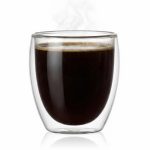 מאג זכוכית מבודדת חום ALFA 250 מ"ל עם קפה אמריקנו איכותי על רקע לבן.