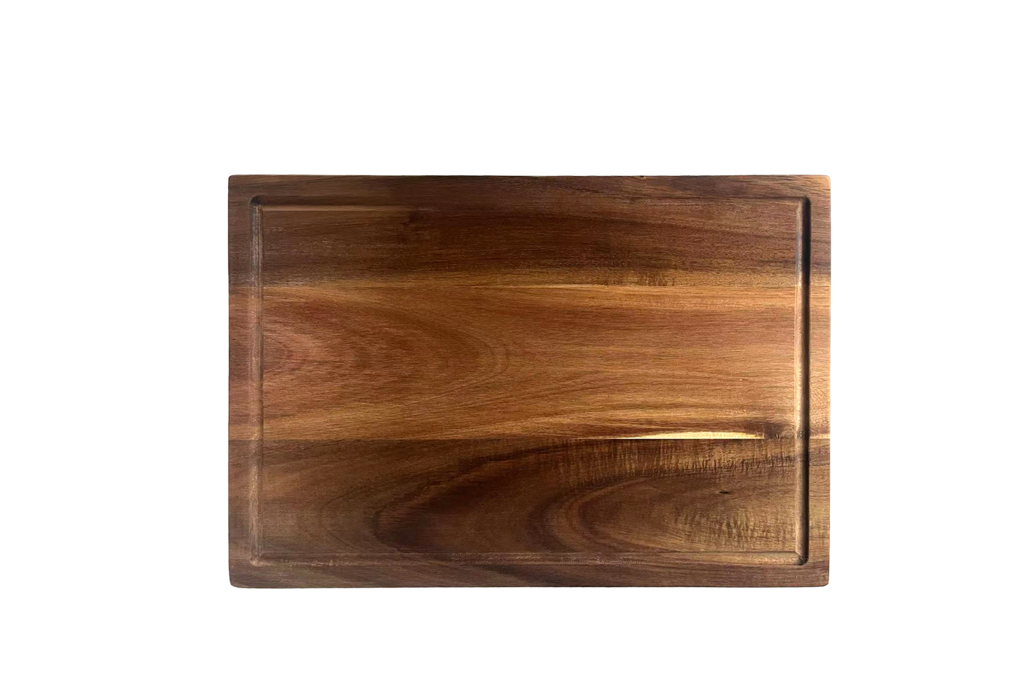 צילום תקריב של בוצ'ר מעץ שיטה, המדגיש את עוביו וטקסטורת העץ. בוצ'ר מעץ שיטה עבה עם חריץ לניקוז נוזלים, מונח על משטח עבודה במטבח.