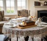 כלי הגשה רב-תכליתי לעוגות ומאפים: מגש עץ מלבני עם מכסה שקוף, מתאים להצגה ושמירה על טריות, מידות 32x16.5 ס"מ.