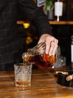 כוסות וויסקי וקוקטייל מזכוכית שקופה, תוצרת Libbey מדגם הובסטר, בעיצוב קלאסי עם עיטורים עדכניים