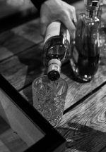 כוסות וויסקי וקוקטייל מזכוכית שקופה, תוצרת Libbey מדגם הובסטר, בעיצוב קלאסי עם עיטורים עדכניים