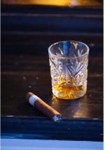 כוסות וויסקי וקוקטייל מזכוכית שקופה, תוצרת Libbey מדגם הובסטר, בעיצוב קלאסי עם עיטורים עדכניים