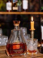 כוסות וויסקי וקוקטייל מזכוכית שקופה, תוצרת Libbey מדגם הובסטר, בעיצוב קלאסי עם עיטורים עדכניים