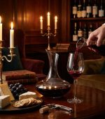 תמונת אווירה של דקנטר Arcoroc שקוף עם יין אדום, מדגיש את פתיחת הארומות והטעמים.