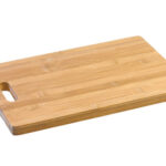 קרש חיתוך במבוק טבעי עם ידית תלייה.