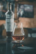 כוס וויסקי טעימות מלאה במשקה וויסקי איכותי מקאלן 15.