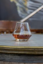 כוסות וויסקי יוקרתיות עם ארומה על רקע קלאסי מלאה בוויסקי מקאלן 15