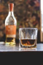 כוס וויסקי מרובעת תוצרת Libbey עם יופי ייחודי