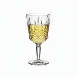 כוס Noblesse אלגנטית ומעוצבת מונחת על שולחן, מושלמת ליין, קוקטייל או מים.