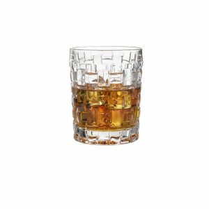 הגשת וויסקי "און דה רוקס" בכוס קריסטל מעוטרת של נאכטמן גרמניה. 2054D31