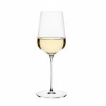 כוס יין קריסטל Spiegelau Definition יחידה מלאה ביין לבן על רקע לבן.