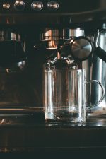 כוס זכוכית דקה 350 מ"ל בתוך מכונת קפה