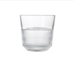 תקריב על כוס Royal Leerdam Rayo המדגים את איכות הזכוכית השקופה והעיצוב המודרני.