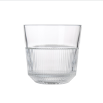 תקריב על כוס Royal Leerdam Rayo המדגים את איכות הזכוכית השקופה והעיצוב המודרני.